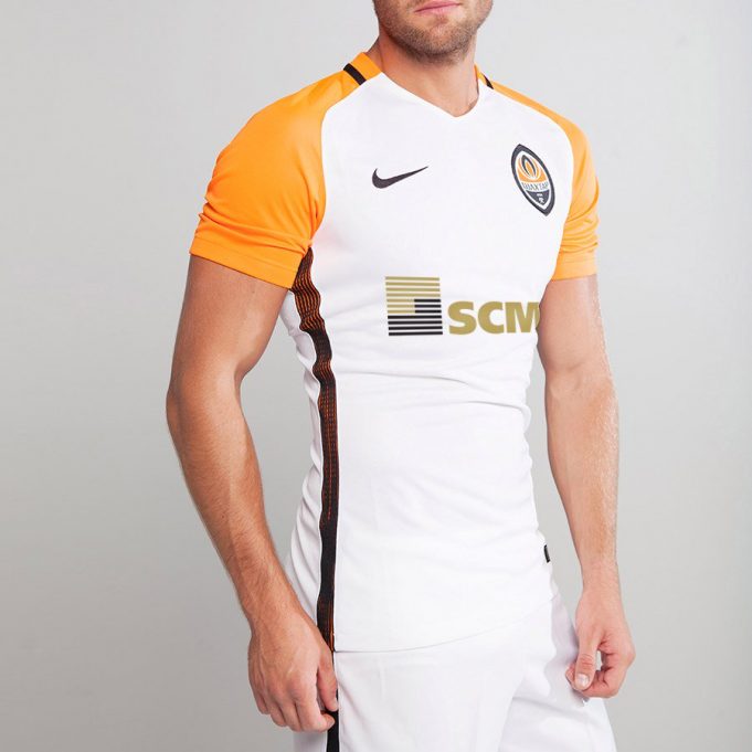Обзор игровой формы команд Лиги Чемпионов 2017-18 | Footykits.ru - Все
